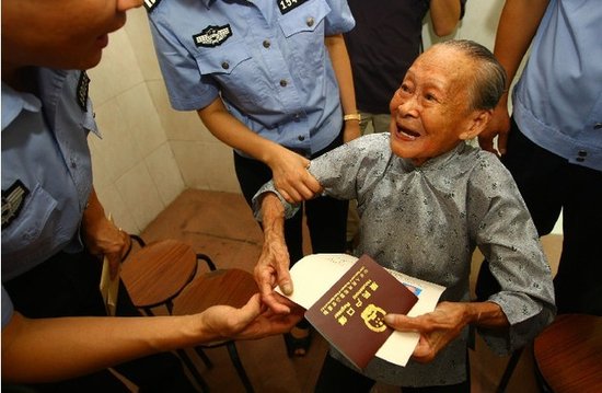 百岁自梳女恢复中国国籍了