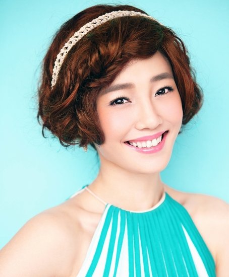 白百何夏日撞色穿搭登杂志封面