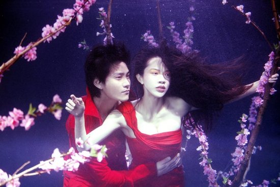 潘霜霜包身红裙水中秀性感