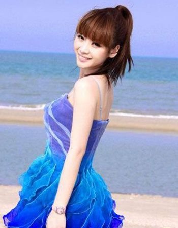 20大女星香肩玉背吊带发型