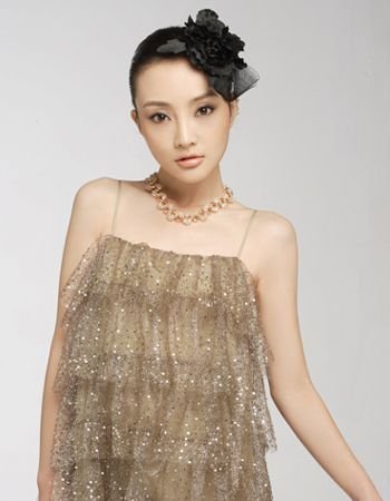 20大女星香肩玉背吊带发型
