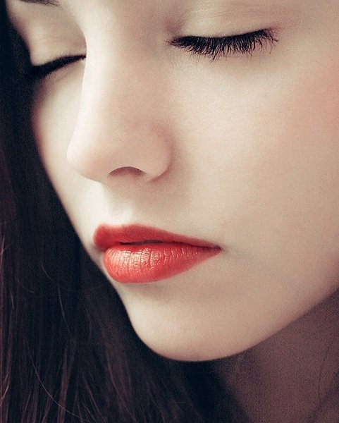 唇部去角质 迷人双唇养出来