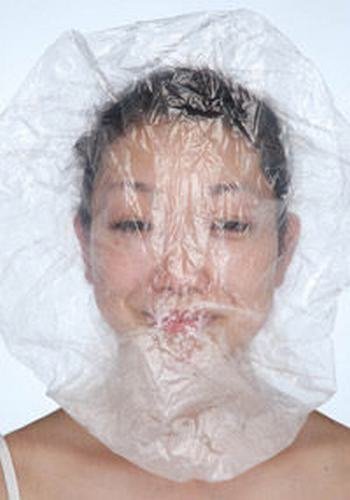 用一次性浴帽套或保鲜膜将面部完全包裹 一.
