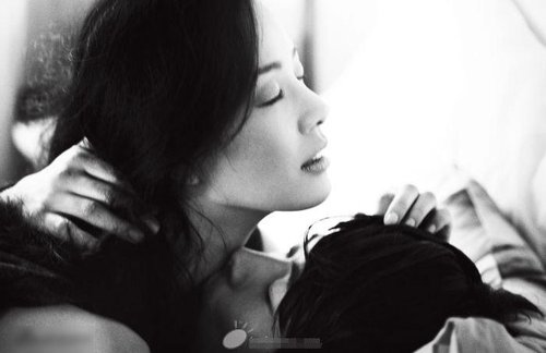 权相宇孙泰英<em>大胆</em>写真庆纸婚 儿子照片首曝光