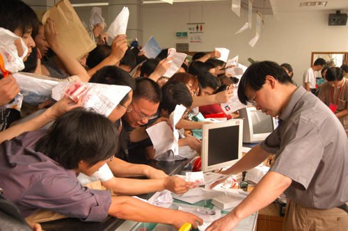 现实太残酷 只能考公务员捍卫爱情