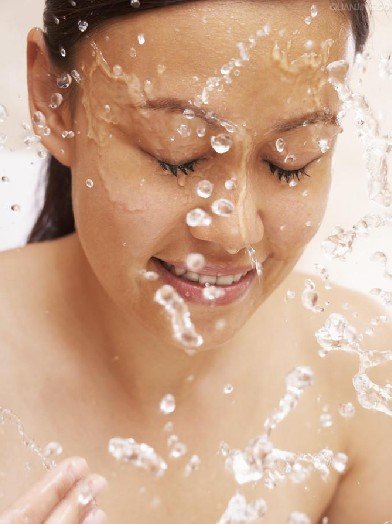 简单1步 洗脸水变营养护肤水