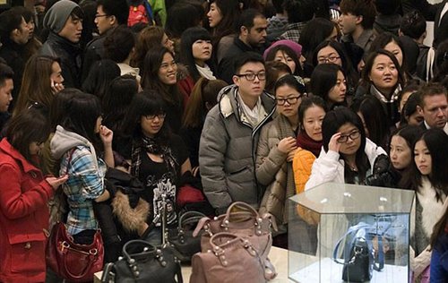 在国外排队抢购奢侈品的人群中不发东方面孔.