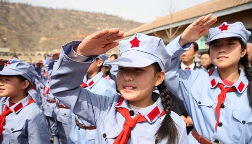 延安小学学生穿红军服校服