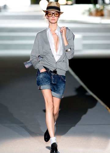 百搭短裤+小薄衫 秀出标致美腿!