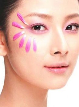 妙招消除眼袋 昂贵眼霜下课