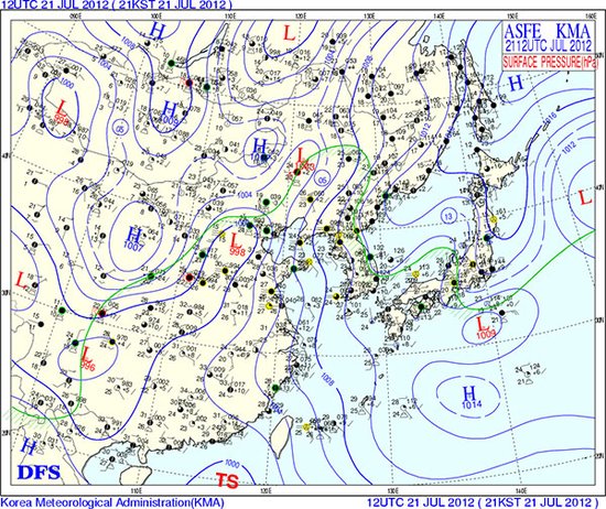 7月21日北京时间20时地面天气图:可以看到弱冷高压(蓝色的h)盘踞在