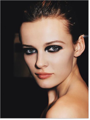 V型脸高鼻梁 2招实用修容术_时尚资讯滚动