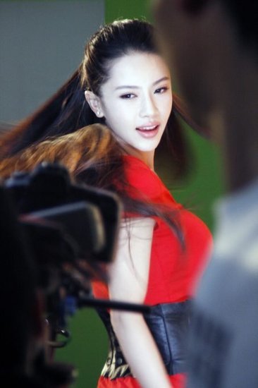 潘霜霜性感亮相《宫2》微电影《穿越!请闭眼》