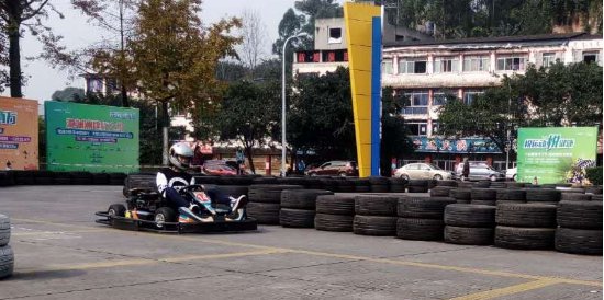 大佬爱运动,马云踢足球,雷军没事打打乒乓球