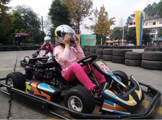 大佬爱运动,马云踢足球,雷军没事打打乒乓球