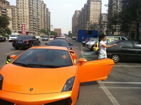 京城富二代玩香车拥美女 住港城豪华房品优质