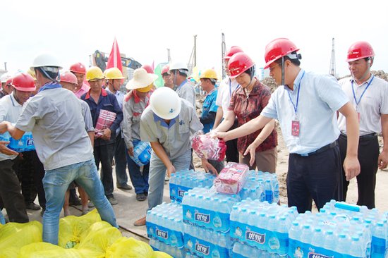 同科三期工地战高温 领导项目现场慰问一线施
