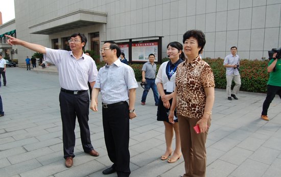 魅力型领导和变革型领导不等价_领导方式.指导型_交易型和变革型领导理论