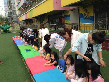 童星北城幼儿园开展 为孩子制作发型比赛活动