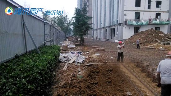 临沂北城:工地施工扩建围挡 破坏绿化900平方