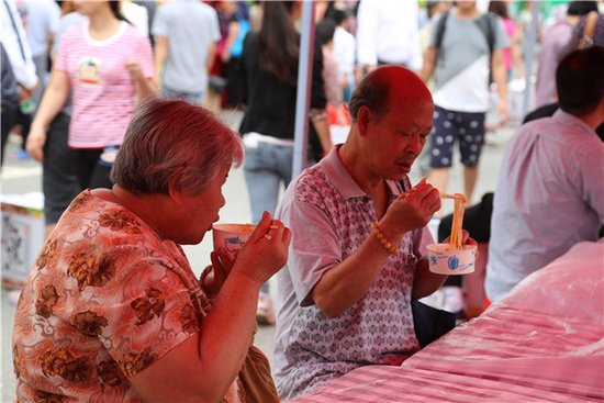 16道螺味全球首发吸引近千市民“寻味”华润凯旋门