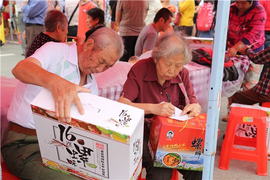 16道螺味全球首发吸引近千市民“寻味”华润凯旋门