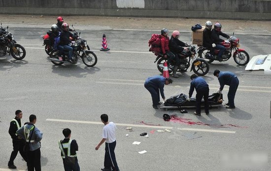 2013柳州等你回家:广西摩托车返乡夫妻遇车祸