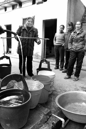 柳北区石碑坪镇停水3个月村民排队取脏水 _频