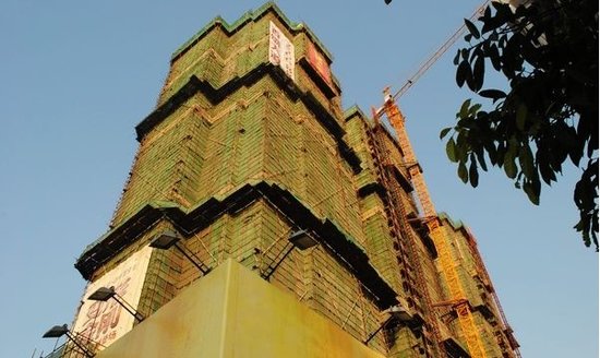 香颂大道如今全部封顶 其中一栋拆外架