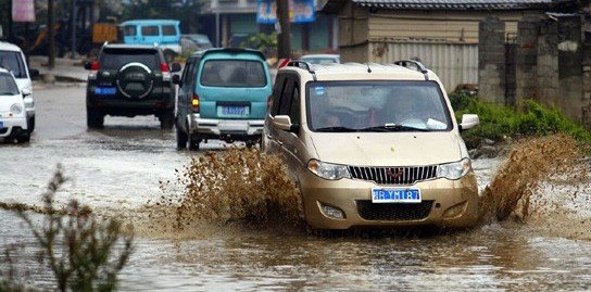 柳邕路柳州地区民族高中附近上万人出行受影响