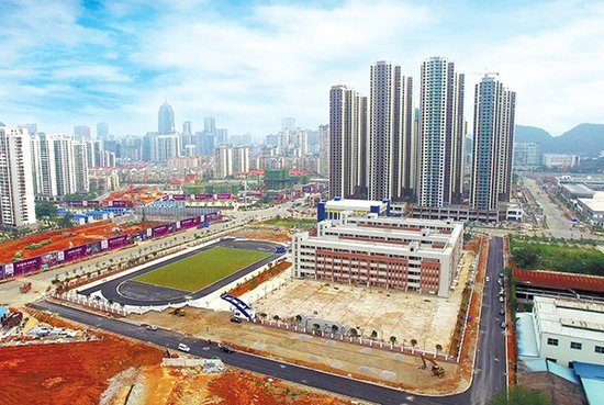 柳州12所新建迁建学校启用 新校园展现新风采