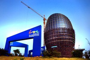 柳州国际会展中心造型酷似金蛋建筑
