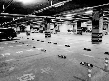 车位贵,车位少,车子何处栖身?