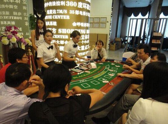 你出行我送水你玩牌我送筹 地王五一活动早知