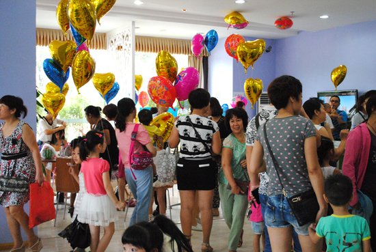 绿水·云间比基尼派对 萌娃辣妹竞相绽放 _频