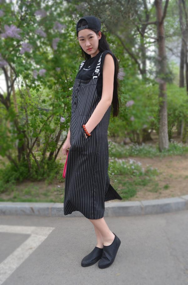 沈阳街拍 夏天还不来一条背带裙?