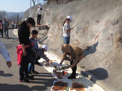 工大学生百米水泥墙上绘画
