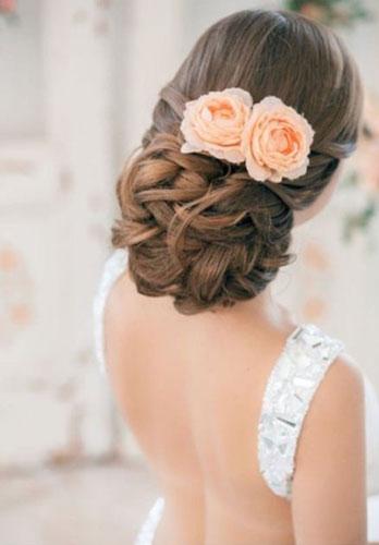 <em>鲜花</em>头饰配卷发为<em>新娘</em>添妩媚_大辽网_腾讯网