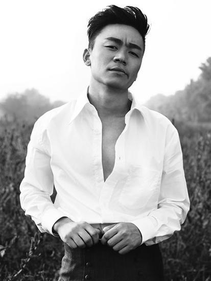 王宝强自曝每年秋收回乡干农活 亲自送孩子上