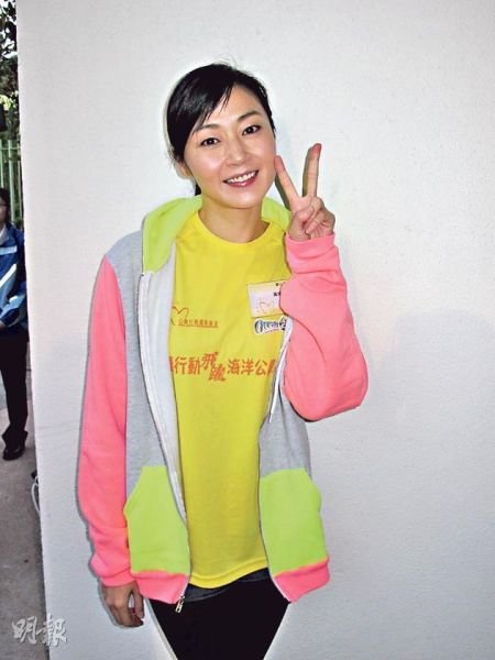 <em>小龙女身材</em>高挑与母亲齐亮相 见拍照显害羞_大