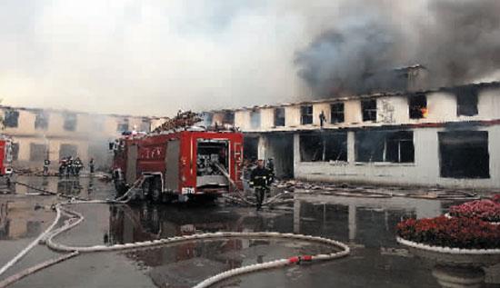 包装公司车间突起火 千余平方米厂房被吞噬