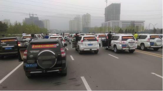 朝阳街头现百辆豪车 霸道路虎云集引围观