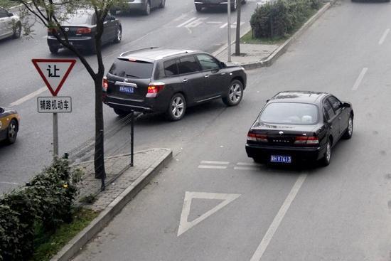 辅路车要让主路车先行这是有规定的,但现实中很多车都是从辅路直接冲
