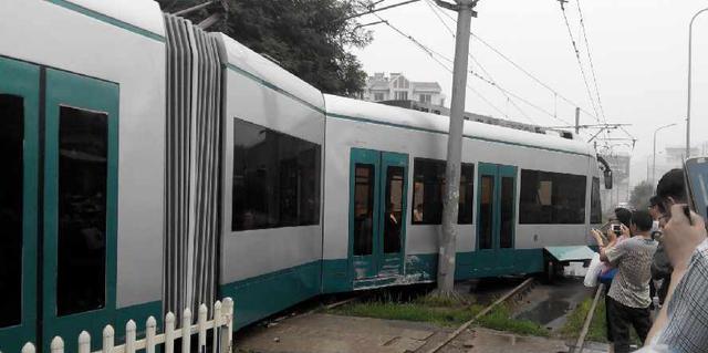 大连202路电车在七贤岭终点站出轨