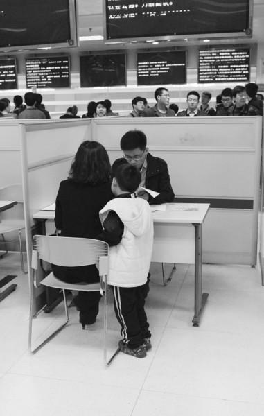 女博士毕业5个月找不到工作 带孩子一起求职