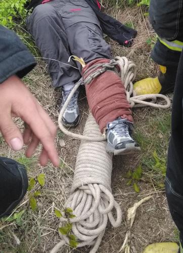 女子爬山腿部骨折 消防兵配合136分钟将其救出