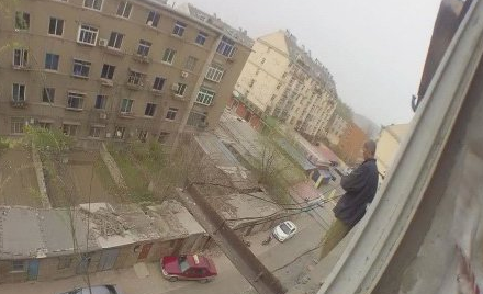 老人高空命悬一线 民警走钢丝机智相救