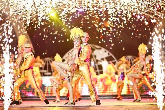 发现王国夜场开启 “加勒比传说”夜光巡游幻影来袭