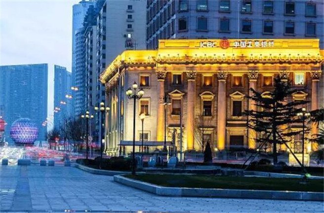 玉石铺装的中心圆台典雅醒目;广场周围的建筑多是日