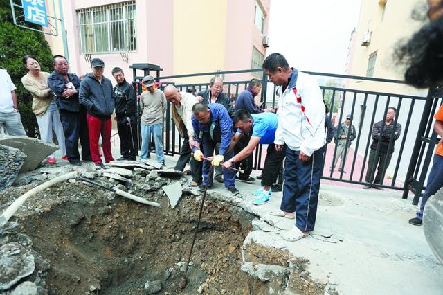 小区自来水阀门井被混凝土堵死 193户用水难